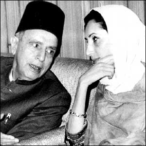 نوابزادہ بے نظیر کے ہمراہ