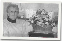 Eluned Evans gyda'i chardiau a'i blodau