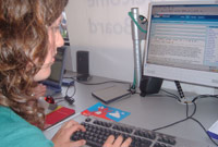 Ffion Jones yn sgrifennu'r dyddiadur ar fws BBC Cymru ar faes y sioe