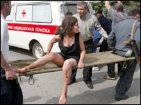 Garota recebe socorros ao deixar a escola