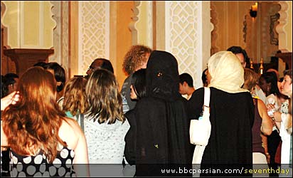 مردم در انتظار برای شروع نمایش