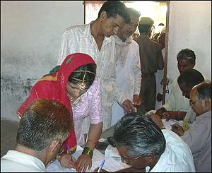 सबसे पहले वोट डालने का मज़ा ही कुछ और है