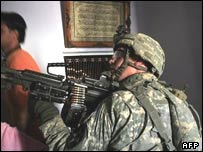 سرباز آمريکايی در ماموريت جستجوی خانگی