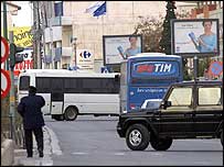  اغواکاروں نے بس کی کھڑکیوں کے پردے گرا دیے ہیں