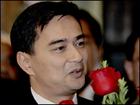 Lãnh đạo đảng đối lập Dân chủ Abhisit Vejjajiva 