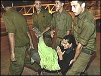 مقابله سربازان اسرائيلی با شهرک نشينان معترض