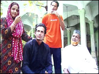 عرفان پٹھان اپنے گھر والوں کے ساتھ فائل فوٹو