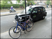 锁在铁柱上的自行车