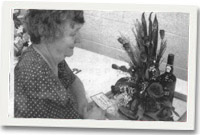 Mrs Elizabeth Woodford o Dalysarn enillodd dair gwobr arbennig am drefnu blodau ym Mhenygroes.