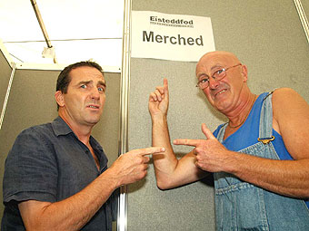 Mawredd Mawr! Bryn Fôn a Dewi Pws (Llun: Tegwyn Roberts)