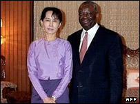 Aung San Su Kyi ve İbrahim Gambari