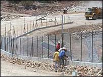 Bariéra rozděluje území západně od Jordánu