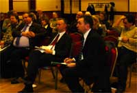 Aled Glynne Davies - de - ac eraill mewn cyfarfod yn Rhydaman i gyflwyno Lleisiau