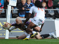 Richard Fussell yn croesi am gais agoriadol y Gweilch