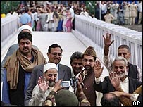 Vůdci separatistů přešli Most míru na kontrolní linii v Kašmíru