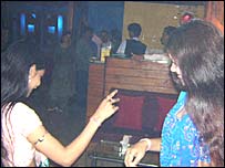 बार में नाच रही लड़कियाँ