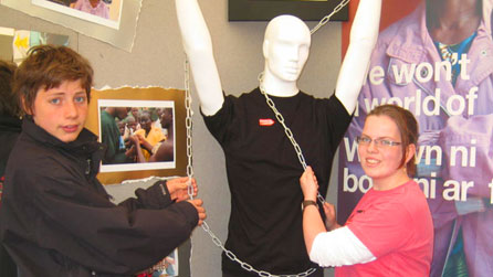 Cai a Shauna - a'r dyn mewn cadwynau