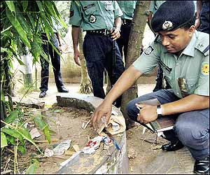 देसी बम दिखाते हुए पुलिसकर्मी