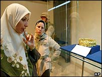 زنی به تماشای آثار موزه بغداد ايستاده است