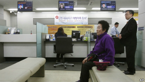 新韩银行内的顾客