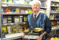 William Pike gyda'r glorian pwyso 'baco