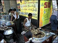 Người bán hàng trên đường phố Rangoon