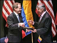 O vice-representante de Comércio dos EUA, John Veroneau (E), e o ministro de Comércio colombiano, Jorge Humberto Botero