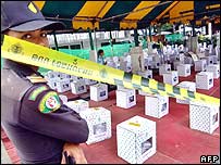 مامور پليس سرگرم حراست از مواد انتخاباتی در بانکوک