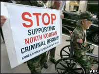 Pessoa protesta com cartaz