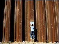 پسر فلسطينی از سوراخی در حصار رفح، آن سو را نگاه می کند
