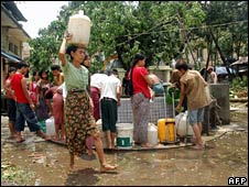 Người dân xếp hàng lấy nước sạch