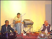 نثار حسين (سمت چپ)