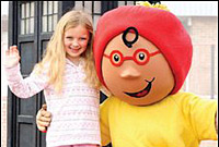 Plentyn yng nghwmni un o'r Bobinogi