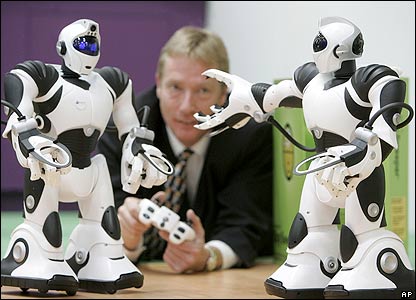 Dua robot mini produksi RoboNetics