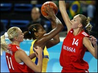 Alessandra enfrenta a marcação das russas