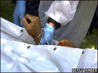 Equipe de resgate examina corpo de homem morto em ataque do Hezbollah