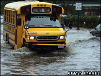 اتوبس مدرسه در میان سیل