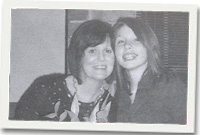 Mrs Nia Morgan yn cael blodau gan Nia Morris, Geufron Bach i ddiolch am 22 mlynedd fel athrawes a phrifathrawes