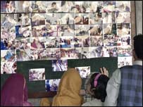 پشاور میں لوگ زخمیوں میں اپنے رشتہ داروں کو ڈھونڈ رہے ہیں