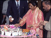 केक काटती मायावती