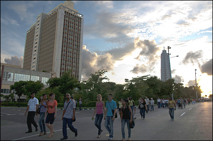Cubanos rinden homenaje ministro de las Fuerzas Armadas Revolucionarias, general Julio Casas Regueiro. (Foto: Raquel Pérez)