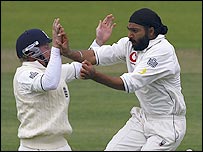 Ian Bell and Monty Panesar celebrate