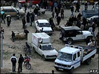 فلسطینیان هنگام عبور از حصار مرزی