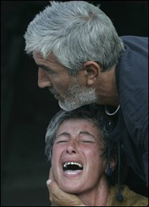 Một phụ nữ được chồng an ủi ở Gori