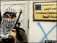يک فلسطينی مسلح در خارج از دفتر اتحاديه اروپا در غزه