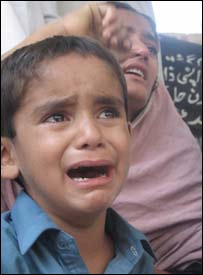 مزدوروں کا ایک روتا ہوا بچہ