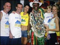 Os franceses mortos no Rio: Christian Doupes (esq.), Jerome Faure (segundo à esq.) e Delphine Douyere (dir.) com amigos. Foto: Andrea Souza/AFP/Getty Images