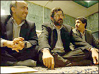 محسن آرمين (وسط) در يک نطق پيش از دستور به افشاگری درباره مرگ زهرا کاظمی پرداخت