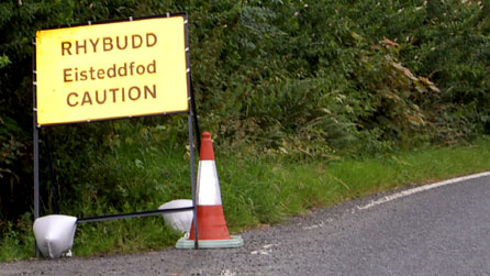 Arwydd ffordd yn dweud Caution Eisteddfod