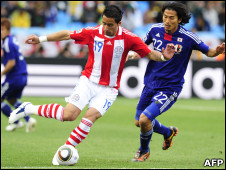 باريوس(يسار) يحاول المرور من الياباني ناكازاوا